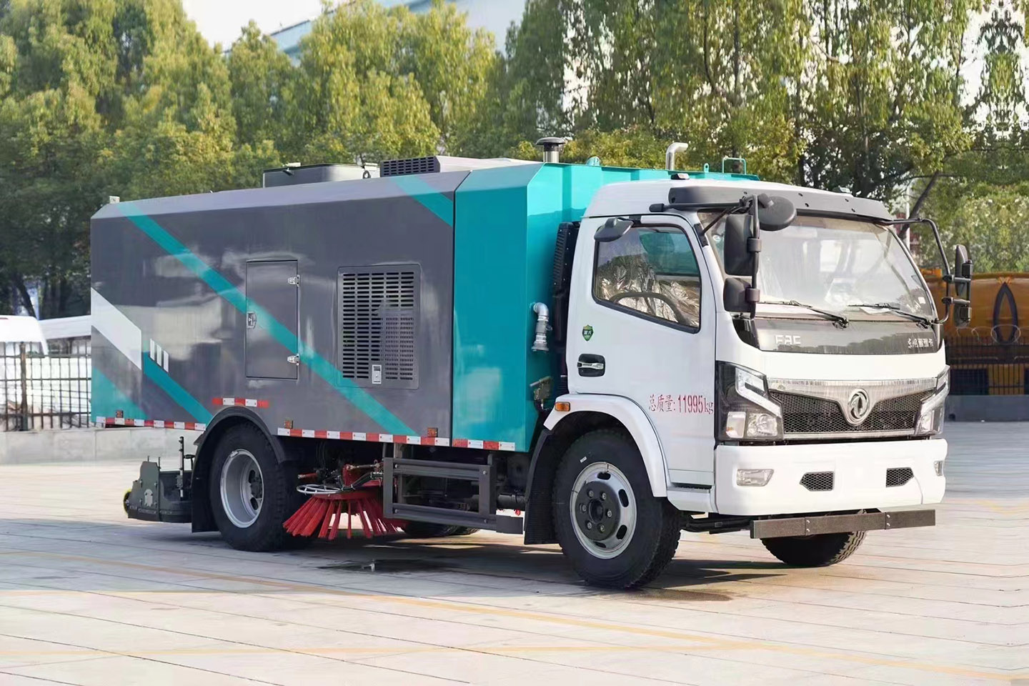 尊龙凯时东风福瑞卡干湿两用吸尘车