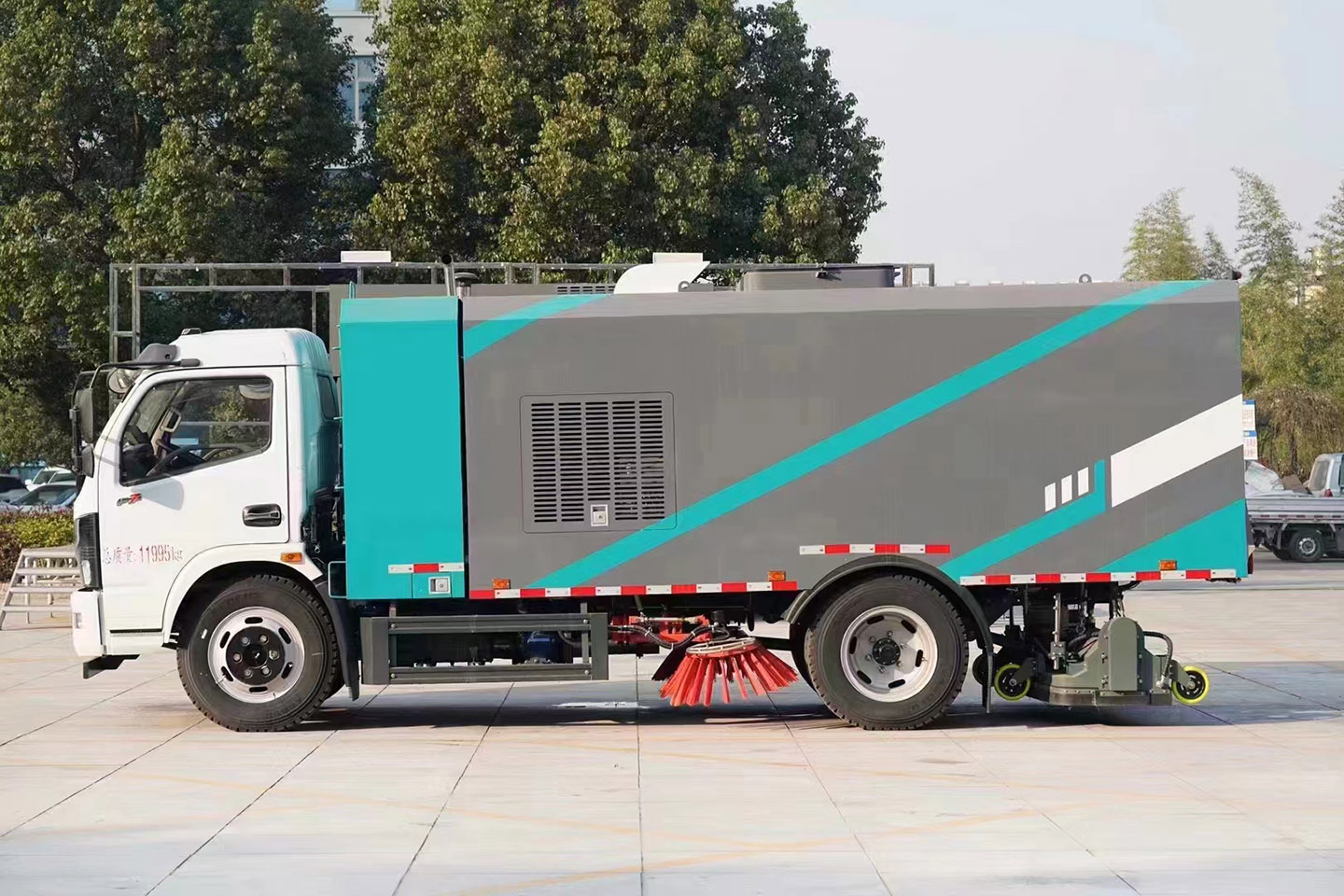 尊龙凯时东风干湿两用吸尘车