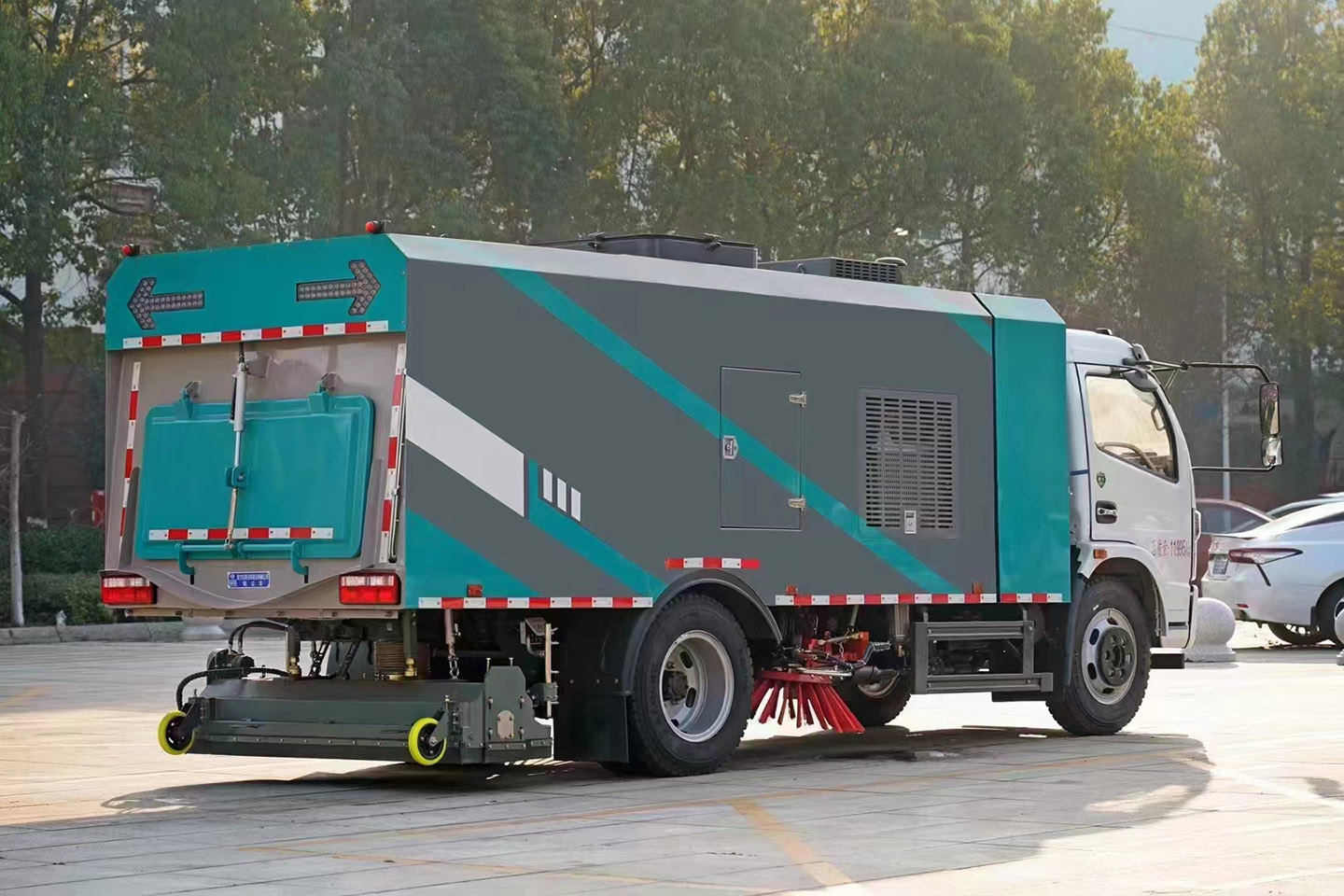 尊龙凯时东风第三代干湿两用吸尘车，带洗扫功能和干扫功能