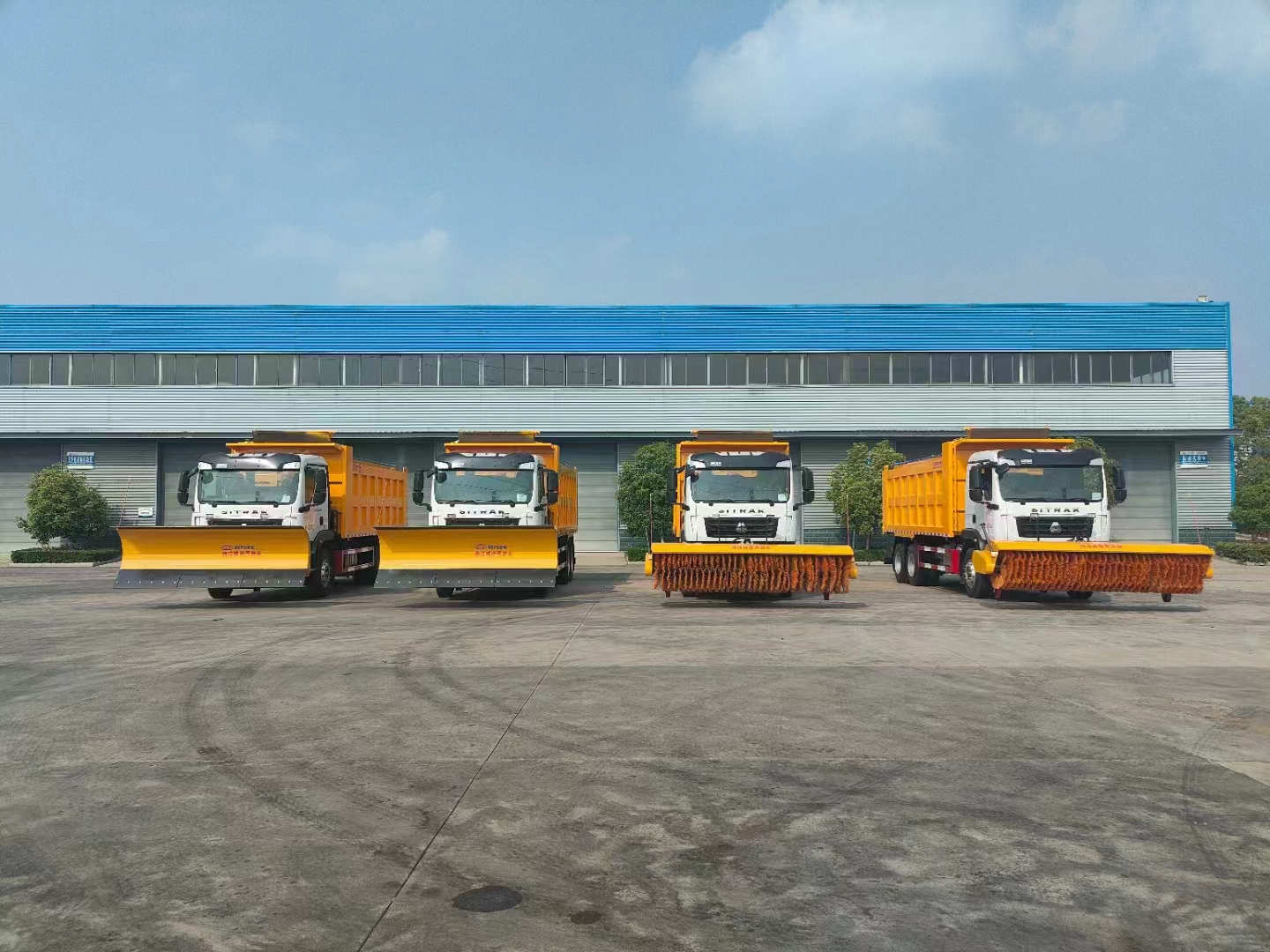 尊龙凯时除雪设备系列汕德卡除雪车批量订单发车