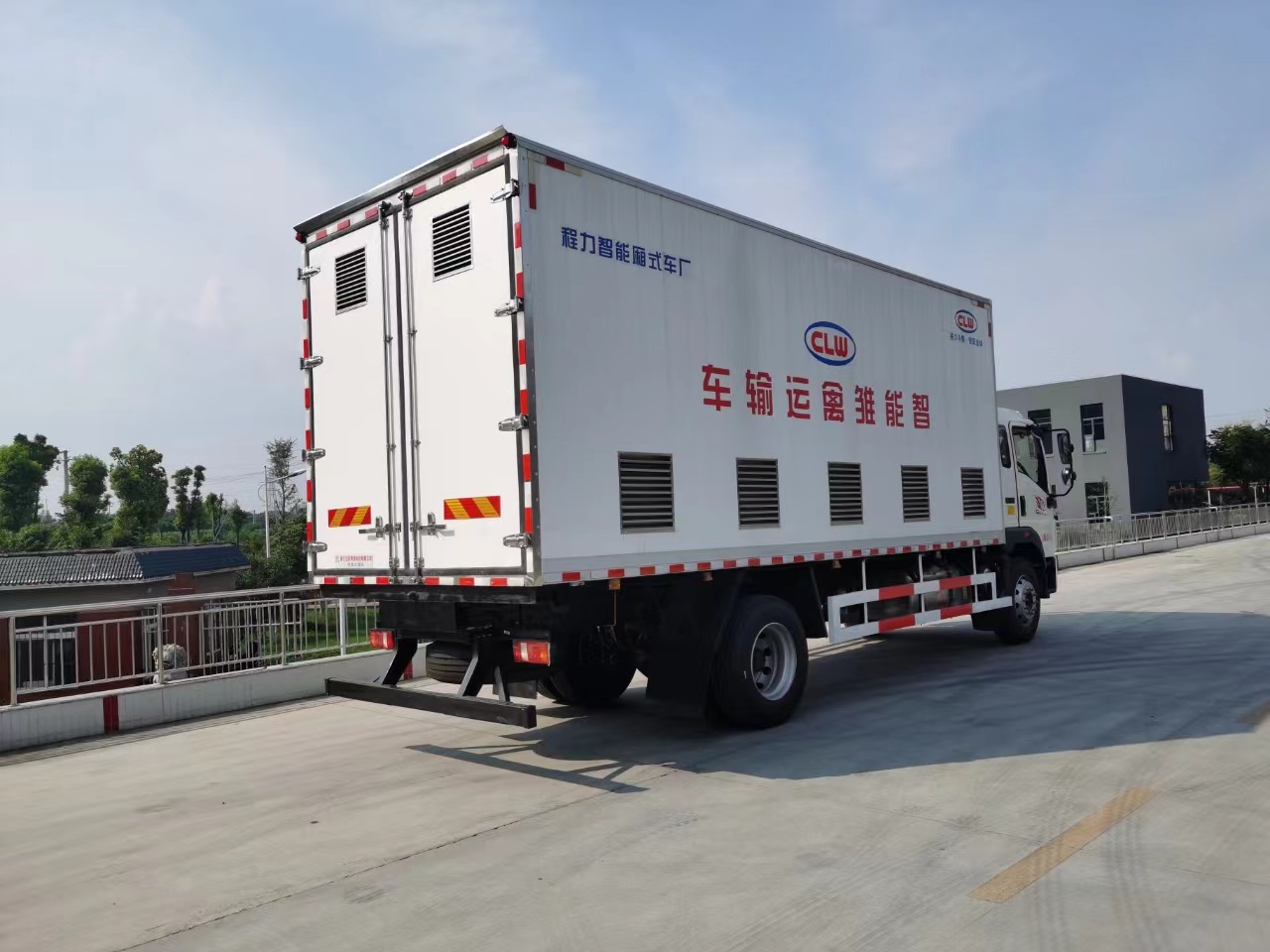 尊龙凯时牌国六重汽豪沃智能恒温畜禽运输车