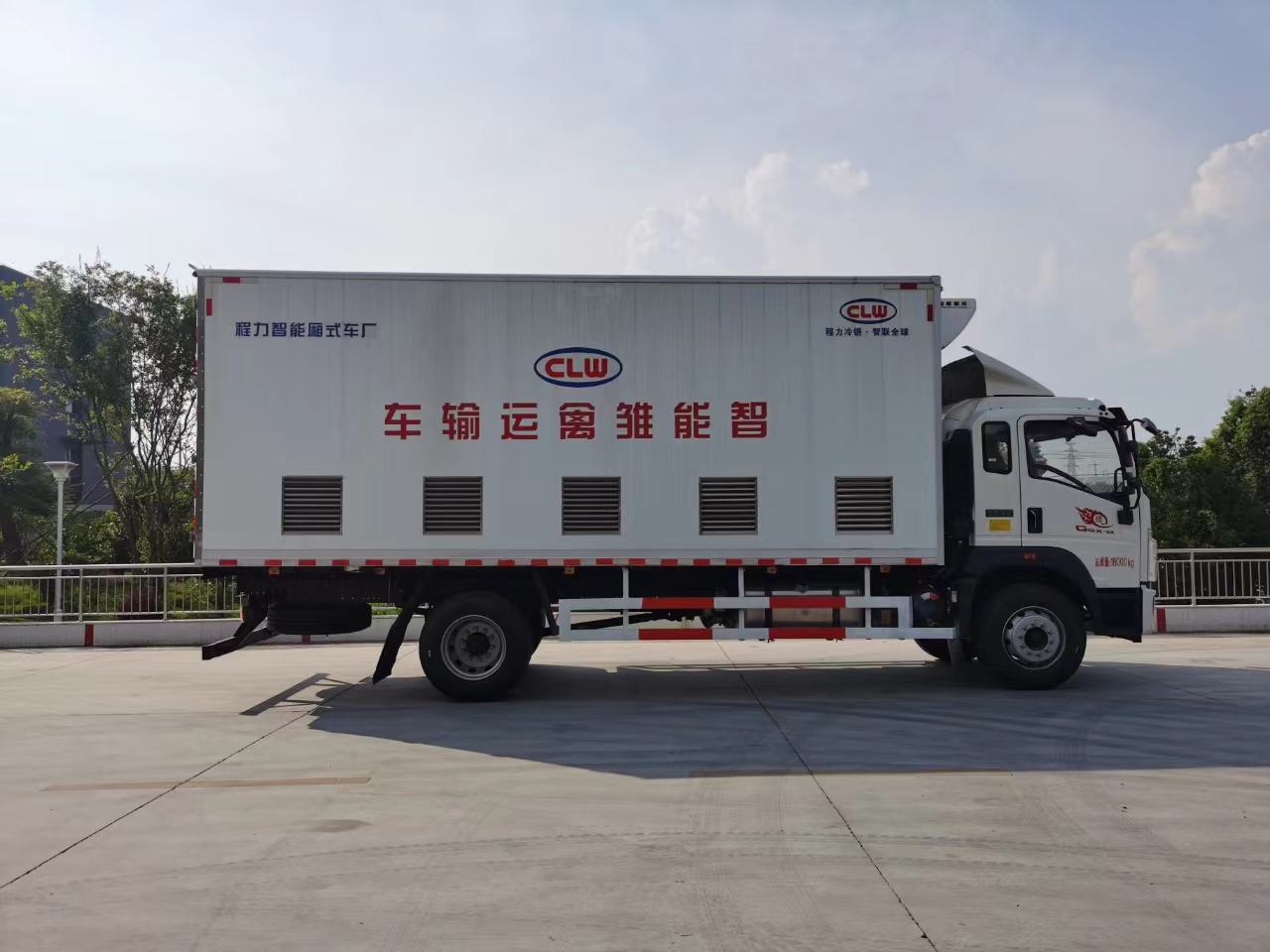 尊龙凯时牌国六重汽豪沃智能恒温畜禽运输车