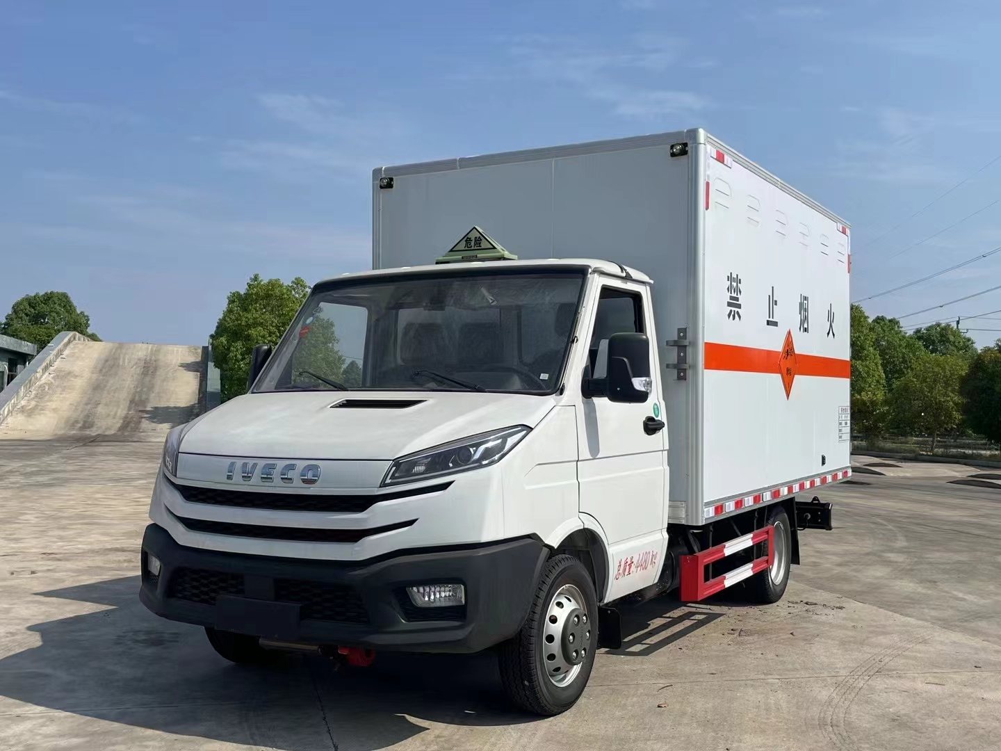 尊龙凯时专用车系列依维柯爆破器材运输车